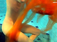 सुंदर और सम्मोहित एकल कामुक वीडियो के साथ लड़की पानी के नीचे