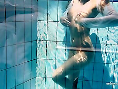 Redhead sensational beauty in solo nude show underwater