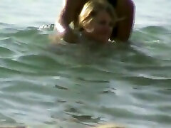 间谍性感的裸体徐娘半老沐浴在湖上的裸体主义者海滩