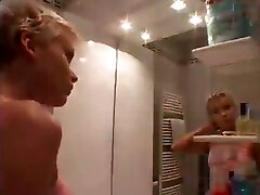 Beautiful chhote ladko ki xxx girlfriend gives head in the bathroom