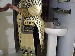 sexy pakistaní desi chica ayesha bhabhi follada por su ex novio-mientras se lava las manos en el baño