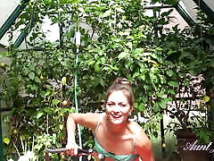 AuntJudys - 39yo kinky pornos foot gang bang Amateur MILF Lauren gets wet in the garden