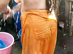 anita yadav bañándose afuera con agua caliente