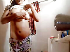 indisches 19-jähriges schulmädchen schäumt nackten körper vor dem duschen mit seife ein