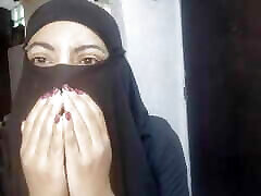 असली सींग का बना शौकिया अरब पत्नी उसके नकाब पर स्क्वरटिंग जबकि पति हिजाब अश्लील प्रार्थना