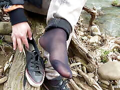 dżinsy nogi drażnić w lesie w nylonowych skarpetkach