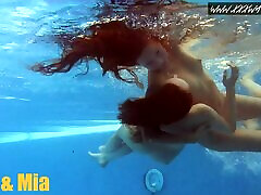 俄罗斯着名的起始女同性恋者享受赤裸裸的游泳