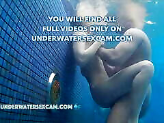 prawdziwe pary uprawiają prawdziwy podwodny seks w publicznych basenach nakręcony podwodną kamerą