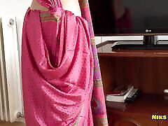 великолепная молодая дези бхабхи в розовом сари трахается с бхайей джи