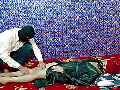 jolie fille indienne massage complet du corps, doigté et baisée durement par un fille chaud
