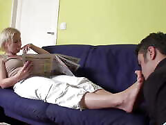 pieds sentant en lisant le journal