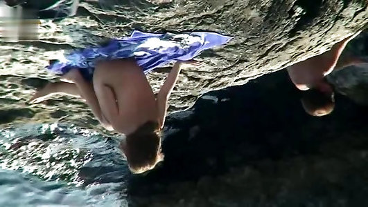 Обнажённая женщина соблазнительно купается на ВИДЕО (06:11 мин)