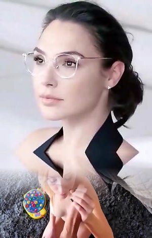 Очаровательная голая девушка зарабатывает очки