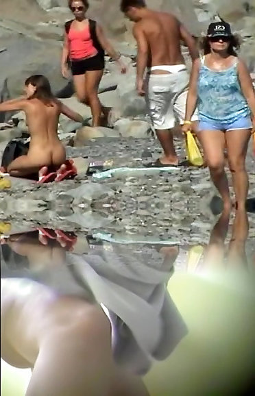 Goli na plaži video