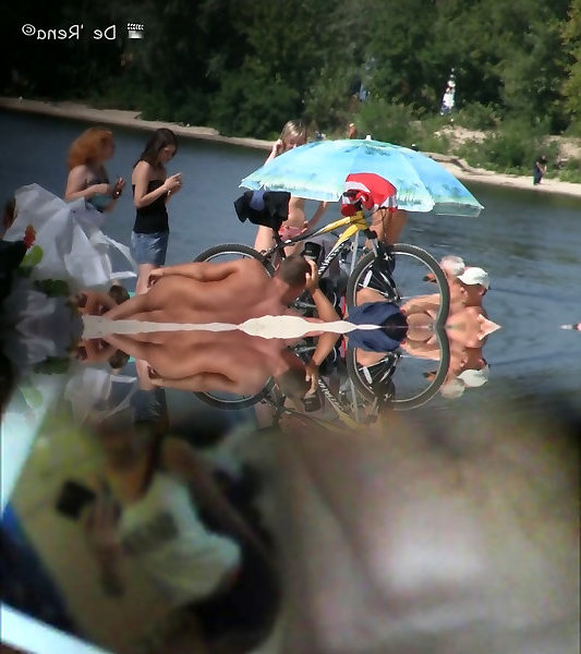Goli na plaži video