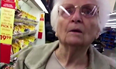 Старушка смеется. Очень старые дряхлые бабули. Пули от бабули фото. Бабушки сасет. Бабушки сасет.