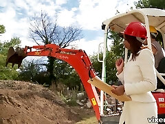 Hot ebony builder Katia De Lys sucks firm dick of her worker
