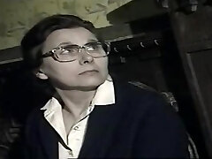 attraktive buxomy erfahrene dame gibt einen magischen blowjob