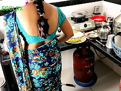 ( Kichen fuckfest )Six) Mami khana khane baithi hai jab tak chod lete hai