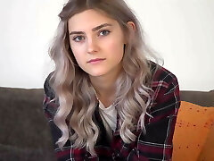 तंत्रिका प्यारा Tieny Mieny से पता चलता है उसके हैमेन पहली बार के लिए