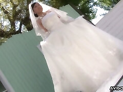 Asian bride Emi Koizumi gives a good blowjob after wedding