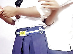 Desi college girl ne apane stud acquaintance ko ghar par bulakar chut ko chudawaya