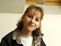 Barely Legal Jaehrige Rothaarige braucht Taschengeld