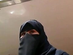 Wolter's Hijab Biotch 005