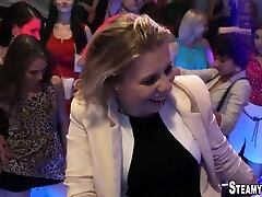 Horny teens sucent des bites