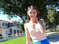 roller girl montre sa culotte dans une jupe haute publique