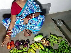 une vendeuse de légumes indiens a des relations sexuelles publiques difficiles avec son oncle