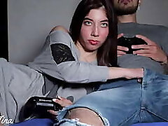 La novia de mi amigo me la chupa para ganarme en el FIFA y termino cogiendola por el culo