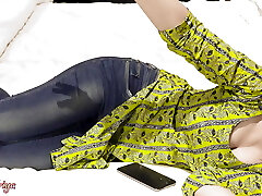 stepsis priya vicino all'orgasmo quando il fratellastro è venuto e controlla il suo telefono con audio hindi