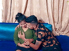 stepsister masturbarsi sul letto mentre si guarda il porno