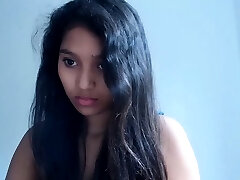 indiano desi teen in occhiali fontana su webcam