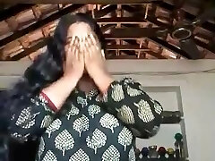 caldo mallu aunty spogliarello mostrando tette succose