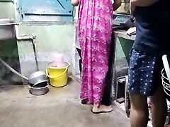 Indian bengali maid kitchen pe kam kar rahi thi moka miltahi maid ko jabardasti choda malik na.