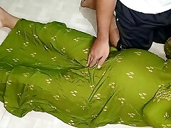 aunty ko cucina m uske ladke n chodne ka uomo hai bolke choot mari