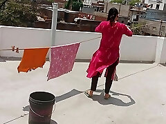 kirayedar kapde sukha rahi thi makan malik ne choda