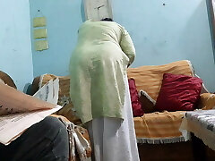 Desi Hot Maid ko choda cheque bhadwane ke chakkar me