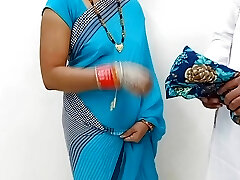Komal half-shirt silane gai thi apne telar ke pas