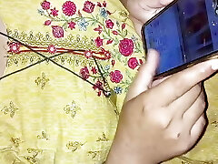 Desi Amma ki kamar me dard tha to amma ne apne bate se rubdown ke bahane chodwiya, hind