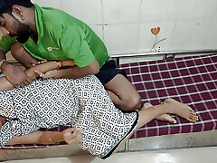 Desi Dewar Ne Bhabhi Ko Massage Kar Ke Bahane Pela