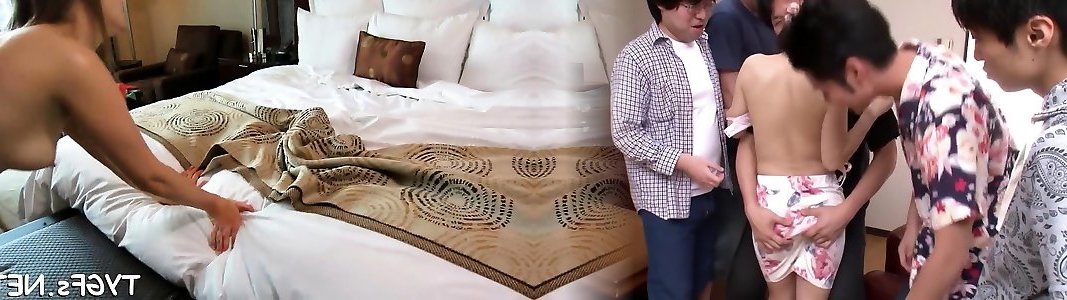 Dunkelhaarige Frau Bläst Auf Dem Bett Dunkelhaarige Frau Bläst Auf Dem Bett