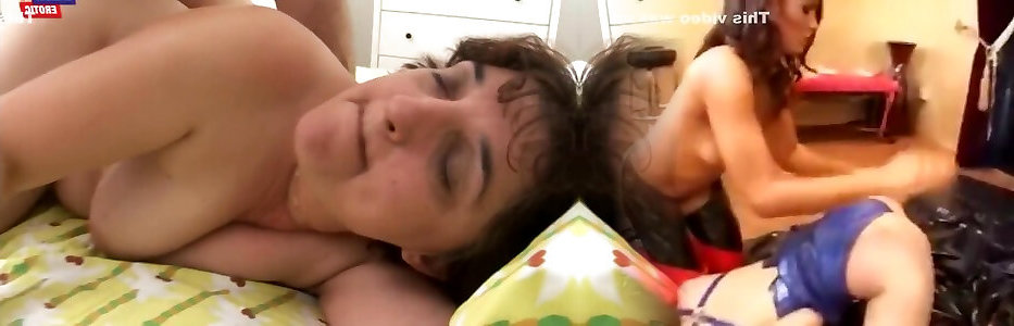 Youtube gledanje gole mame dok spava