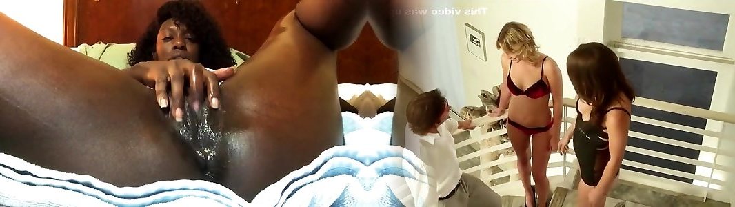 Сексапильная Брюнетка Laetitia На Фотографии Мастурбирует И Играется Со Своими Сиськами Порно Фото