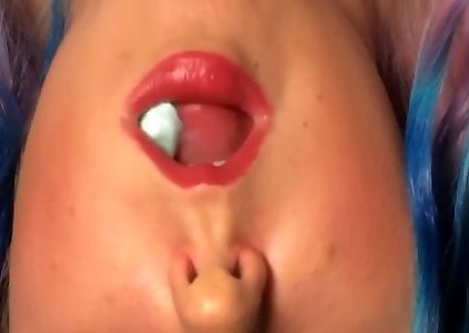 Азиатка Sabrine Maui делает глубокий отсос и получает сперму в рот